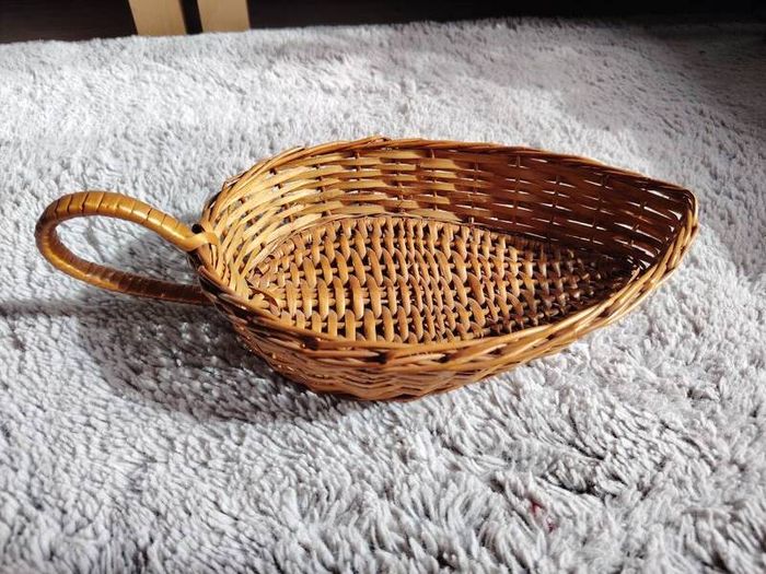 Vintage 70s Leaf Shaped Handled Basket/fruit bowl