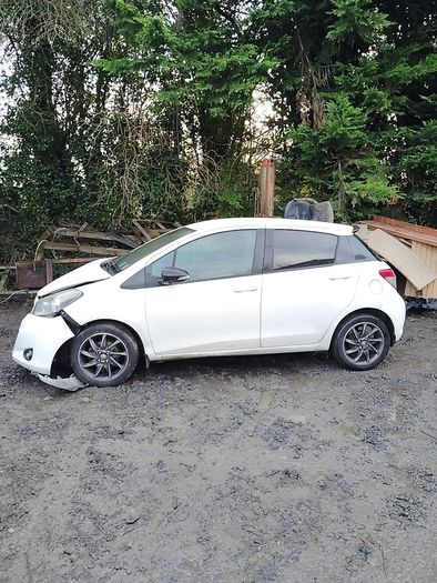 Breaking Toyota Yaris 2013 petrol