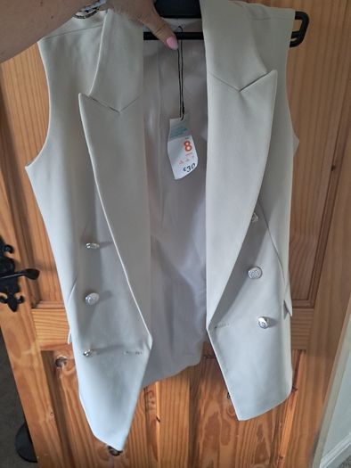 Sleeveless blazer
