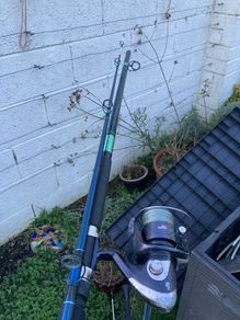 Beachcaster and reel with grip leads and tackle box