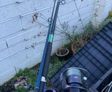 Beachcaster and reel with grip leads and tackle box