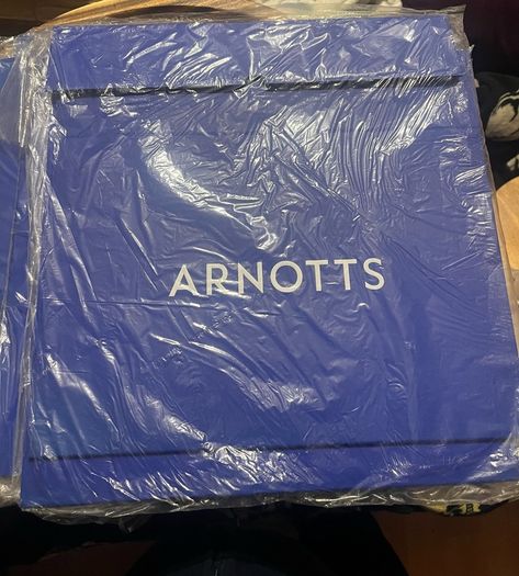 arnotts gift box size 35/26/8 cm