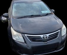 11 avensis 2.0 breaking