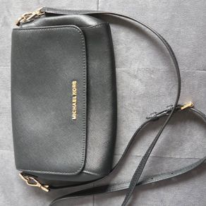 Michael Kors black crossbody bag with adjustable shoulder strap and gold-tone hardware. In great condition, only some colour fading on the logo, as shown in the photos.