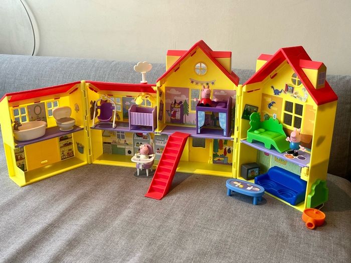 Peppa Pig's Big Family House Playset with Baby Evie like new