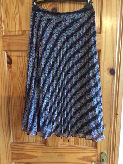BNWTS Savida Black ditzy floral pleated midi Skirt size S 8/10 includes postage