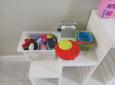Play kitchen accessories