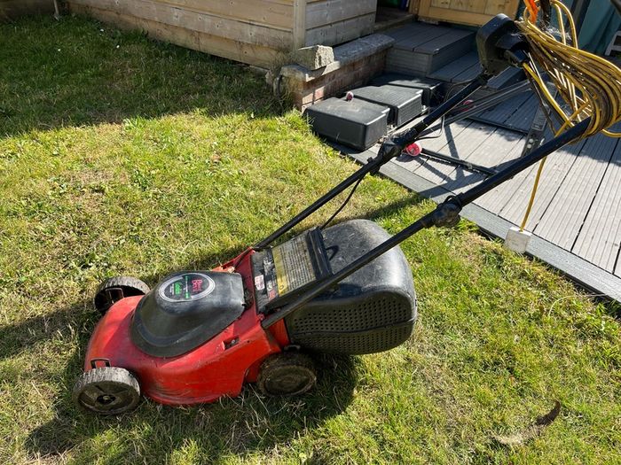 Electric lawn mower