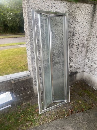 Bi-folding shower door