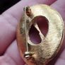 Vintage gold tone brooch. Image 3
