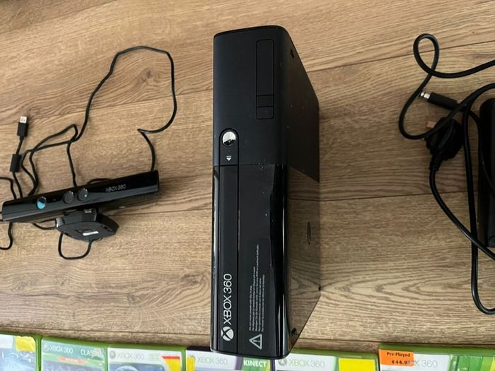 XBox 360 25gb game console and games