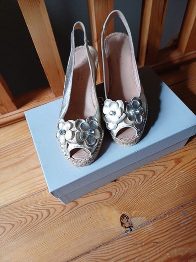 BNIB CARVELA size 5 Gold Wedge Sandals