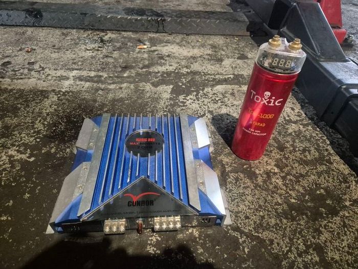 12 volt amplifier and capacitor