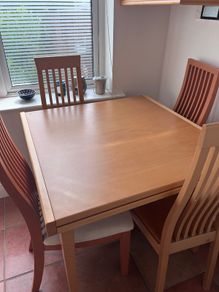 Extendable kitchen table