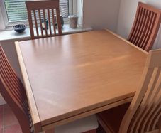 Extendable kitchen table