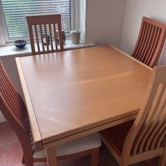 Extendable kitchen table