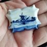 Vintage Delft blue ceramic brooch, hand painted. Image 5