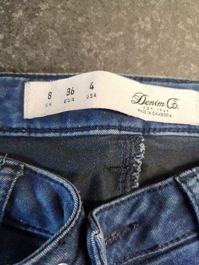 Ladies jeans with ripped knees style