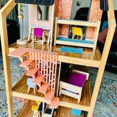 Doll house on wheels
