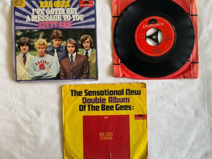 3 Bee Gees singles 45rpm - in working order