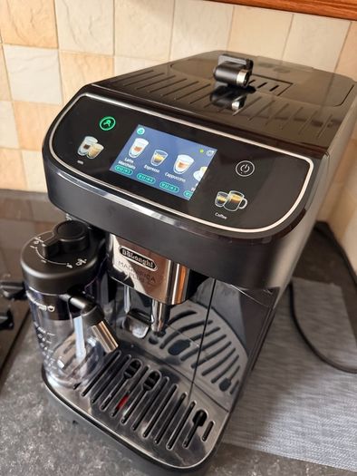 DeLonghi Magnifica Plus coffee machine