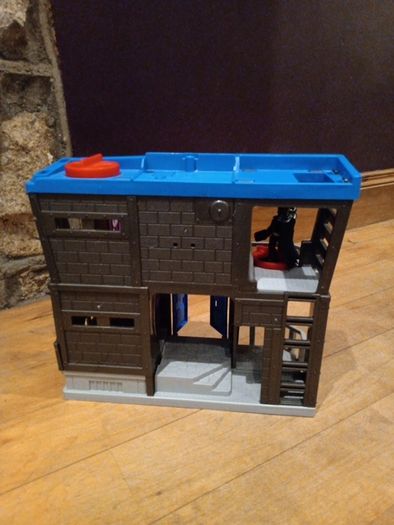 Imaginext DC Superheroes Gotham City Jail 2012 with Figures
