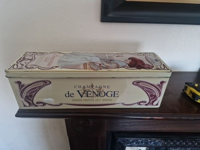 champagne tin
