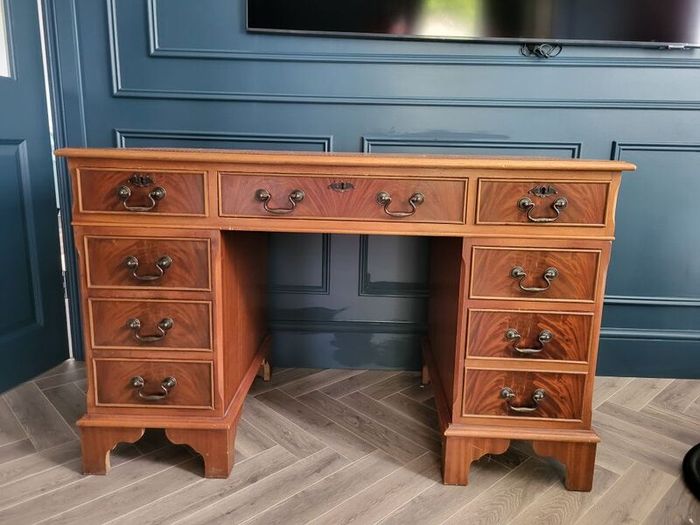 Amtique Desk
