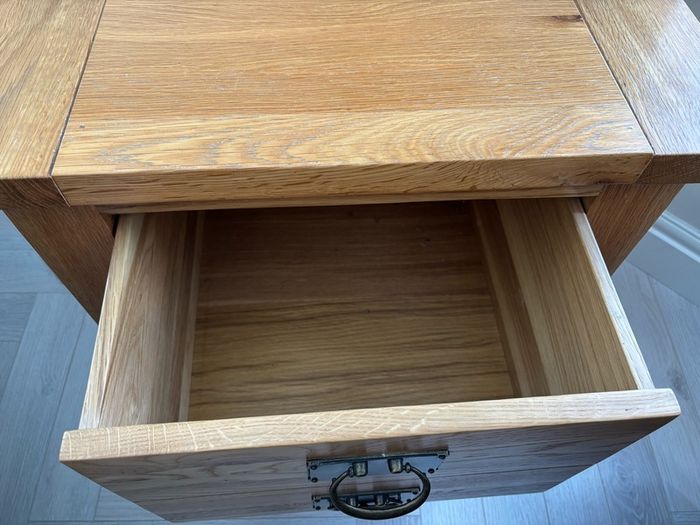 Solid Oak side table Strawbridge in like new condition