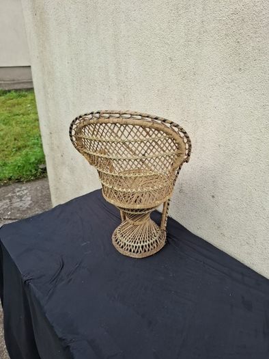 Wicker plant stand