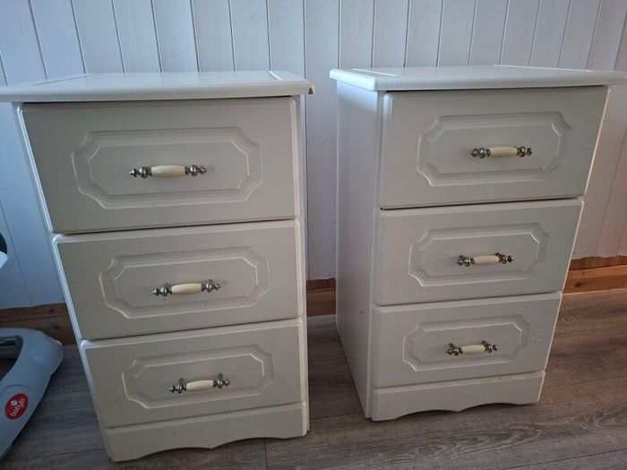 Bedside lockers