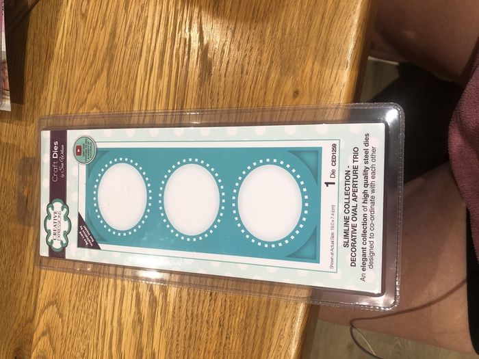 Decorative oval aperture trio die