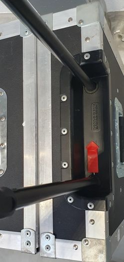 Flight case on wheels  with  Retractable handle