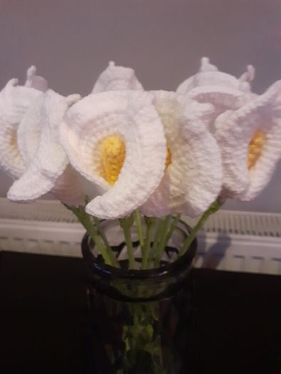 10 white crochet lilies in heavy glass jar  35 euro