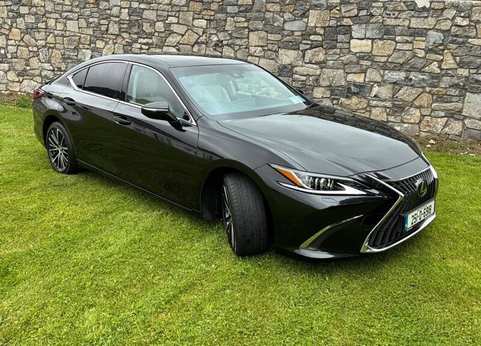 Lexus ES300h 2025