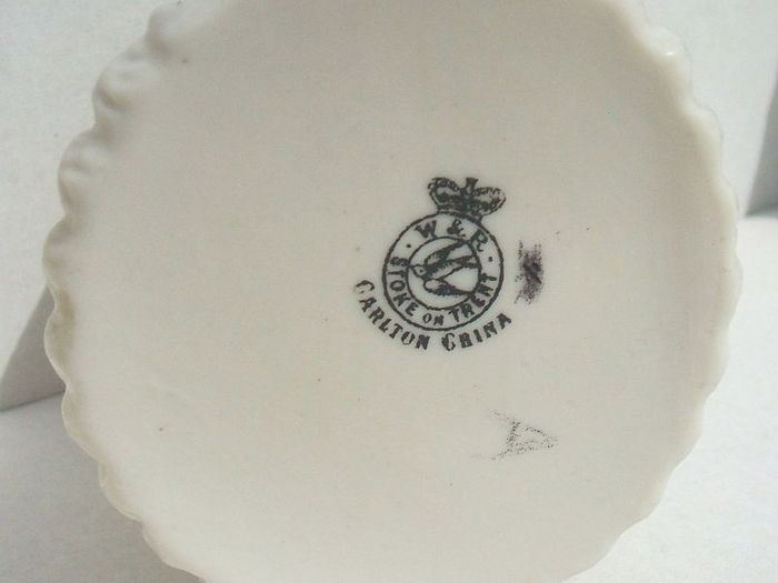 NEWPORT MON TOWN CRESTED CHINA VASE (Wiltshaw & Robinson Ltd, Stoke on Trent) - Carlton China shell with Newport town coat-of-arms (Wales)