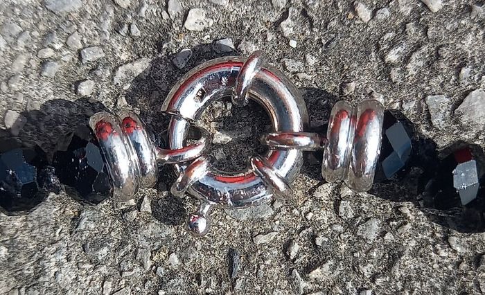 Vintage jewelry is sold individually for 5 to 10 euros