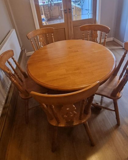 Extendable Kitchen Table & 5 Chairs