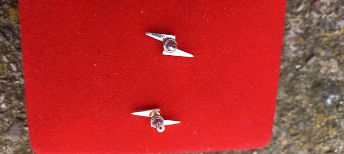 Vintage jewelry is sold individually for 5 to 10 euros