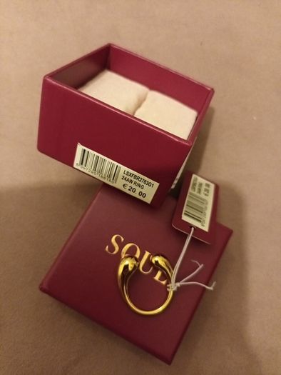 ladies  gold tone ring @Carraig Donn