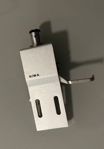 Vintage silver Japanese-made Aiwa head shell. Distinctive rectangular shape. Excellent condition.