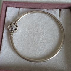 Pandora moments bangle sparkly snowflake claps in good condition small size
