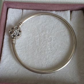 Pandora moments bangle sparkly snowflake claps in good condition small size