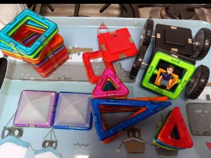 Magformers magnetic tiles car set