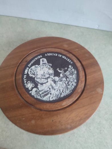 Picture In Center Wooden Circle.we've Been Smooching Around  In Wales