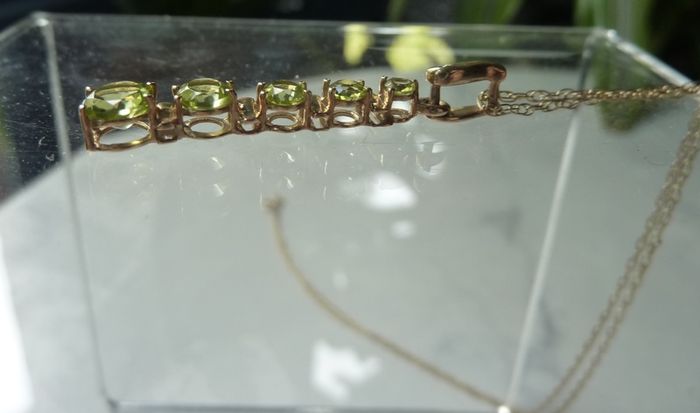 9ct Gold Graduated Peridot Pendant Necklace. 16 inch Chain Hallmarked 375