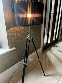 Tripod floor lamp