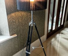 Tripod floor lamp