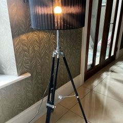 Tripod floor lamp