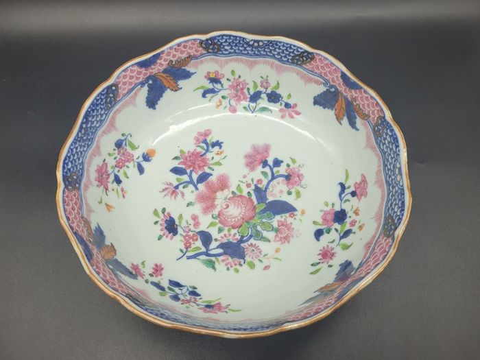 Chinese 18th / 19th Century Famille Rose Export Bowl